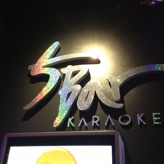 10/9/2012 tarihinde Raj B.ziyaretçi tarafından 5 Bar Karaoke &amp; Lounge'de çekilen fotoğraf