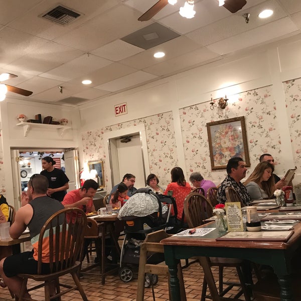 4/15/2018 tarihinde Christy A.ziyaretçi tarafından More Than Waffles'de çekilen fotoğraf