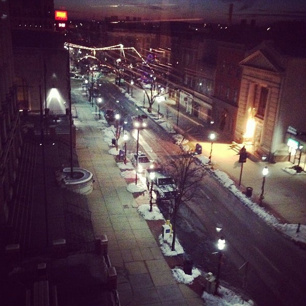 12/13/2013 tarihinde Benjamin B.ziyaretçi tarafından The Yorktowne Hotel'de çekilen fotoğraf