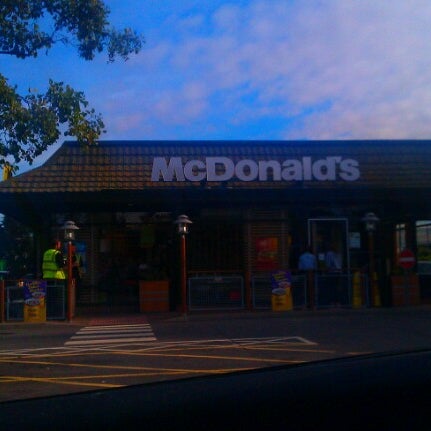 รูปภาพถ่ายที่ McDonald&#39;s โดย Sam H. เมื่อ 9/28/2012