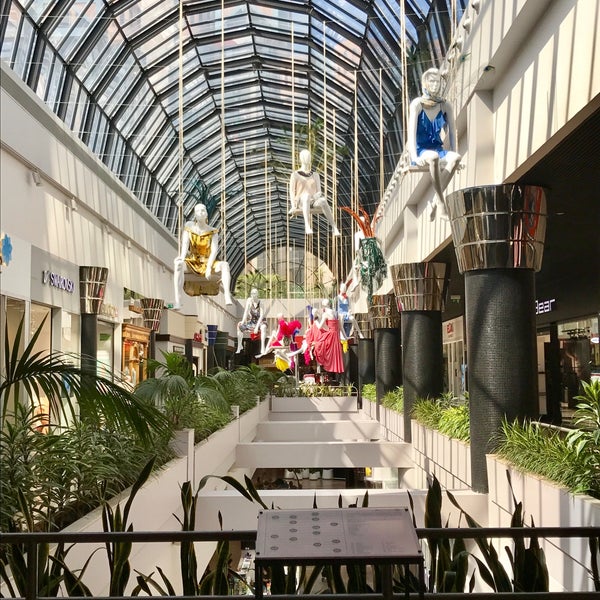 รูปภาพถ่ายที่ Amoreiras Shopping Center โดย Nicole H. เมื่อ 6/12/2017
