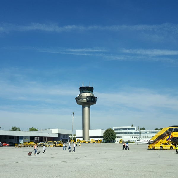 Foto diambil di Salzburg Airport W. A. Mozart (SZG) oleh Jon C. pada 9/4/2016