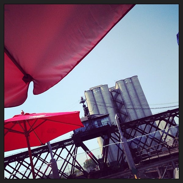 8/24/2013にCory Z.がRiverfront Pizzeriaで撮った写真