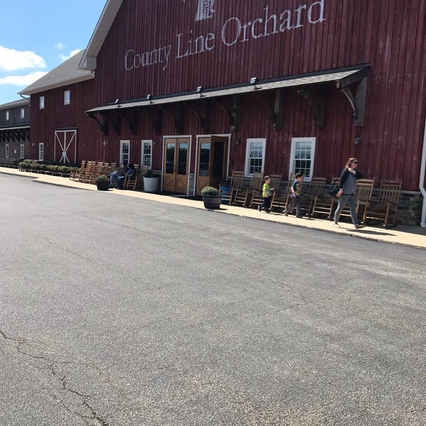 รูปภาพถ่ายที่ County Line Orchard โดย Jeff B. เมื่อ 9/5/2019
