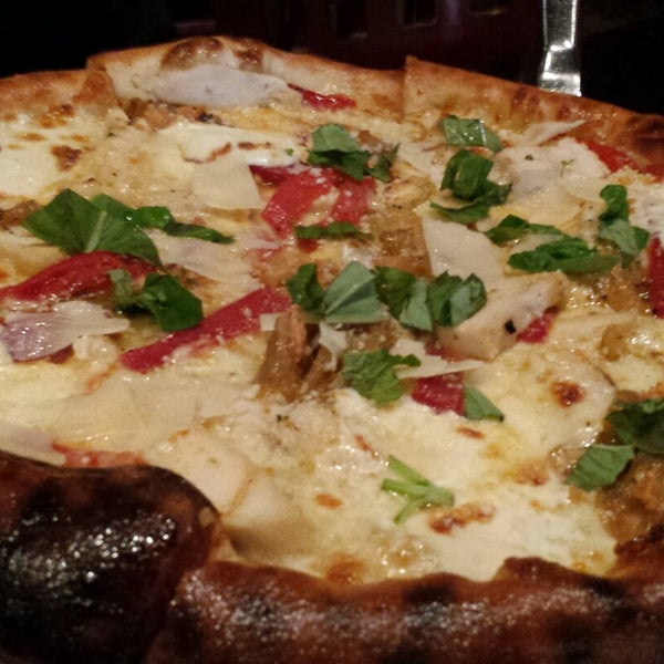 Foto tomada en Coals Artisan Pizza  por Jess Y. el 11/9/2014