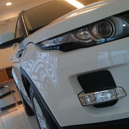 12/27/2012 tarihinde Николайziyaretçi tarafından Автосалон Land Rover / Range Rover'de çekilen fotoğraf