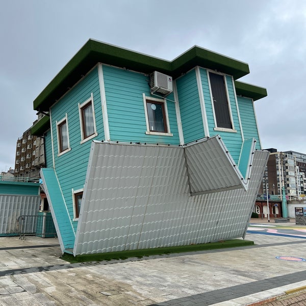 Foto tirada no(a) Upside Down House Brighton por Steven M. em 2/24/2024