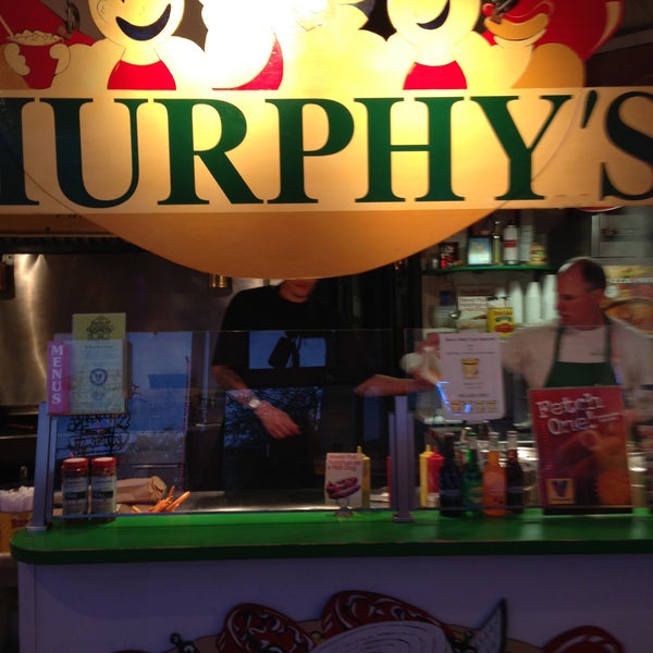 รูปภาพถ่ายที่ Murphy&#39;s Red Hots โดย Marcie A. เมื่อ 5/10/2013