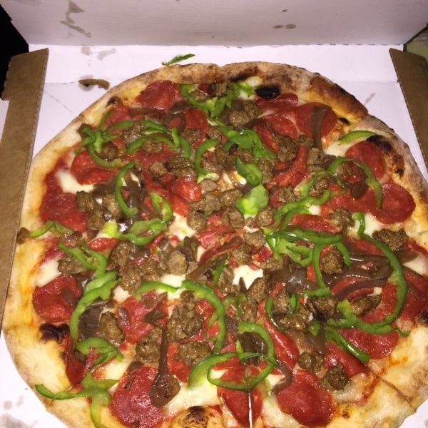 2/1/2015にAndrewがWooden Paddle Pizzaで撮った写真