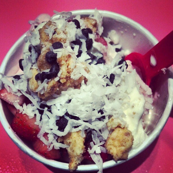 Photo taken at Yooglers Frozen Yogurt by Devonairé on 2/23/2013