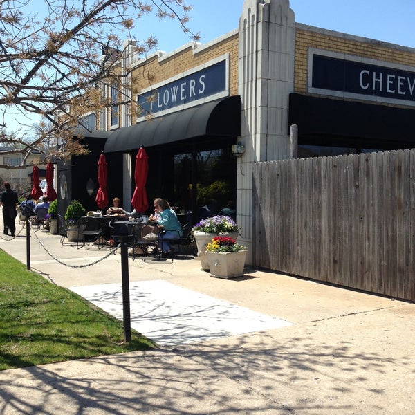 รูปภาพถ่ายที่ Cheever&#39;s Cafe โดย Mary D. เมื่อ 4/14/2013