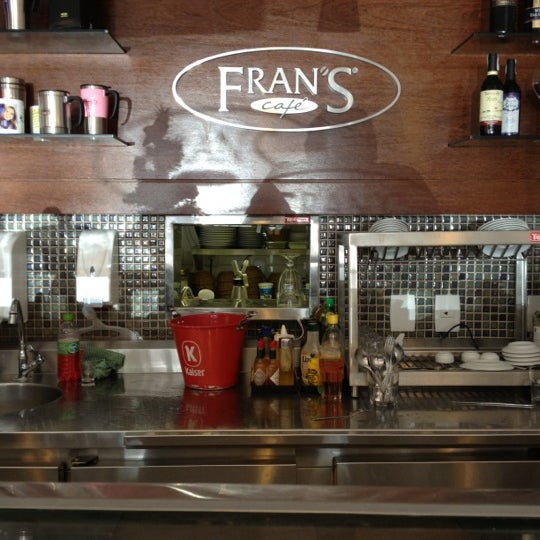 รูปภาพถ่ายที่ Fran&#39;s Café โดย Herminegildo N. เมื่อ 12/13/2012