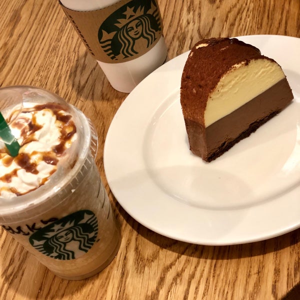 Photo prise au Starbucks par Melika K. le12/30/2019