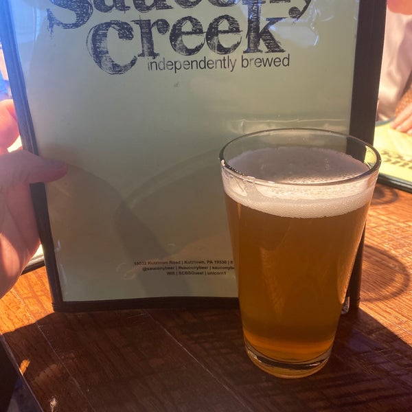 Foto tomada en Saucony Creek Brewing Company + Gastropub  por Alex O. el 2/6/2020