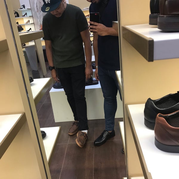 clarks luggage store