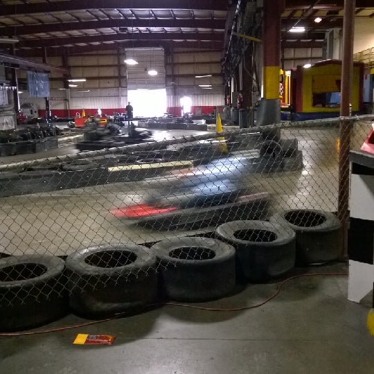 5/8/2014 tarihinde Rocky C.ziyaretçi tarafından Traxx Indoor Raceway'de çekilen fotoğraf