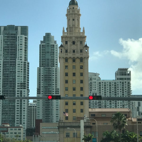 รูปภาพถ่ายที่ Miami Freedom Tower โดย Armin G. เมื่อ 12/19/2016