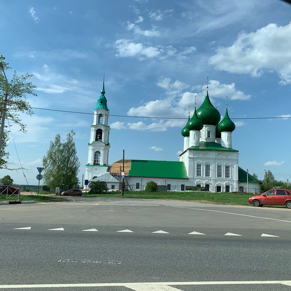 Углич желтая Церковь с зелеными куполами