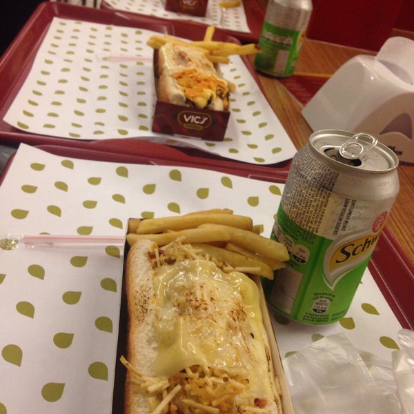 Foto scattata a Vic&#39;s Hot Dog Gourmet da Renata V. il 12/6/2014