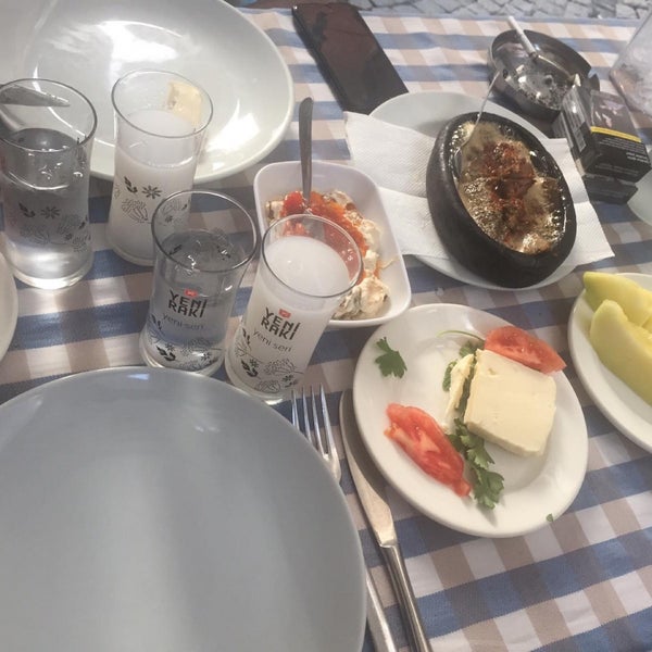 Das Foto wurde bei Sokak Restaurant Cengizin Yeri von Bülent1903 am 6/9/2020 aufgenommen