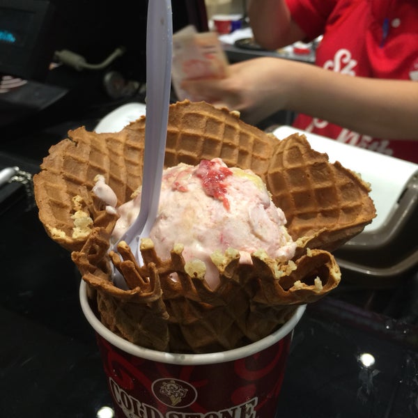 Photo taken at Cold Stone Creamery by Sabrina A. on 4/15/2017