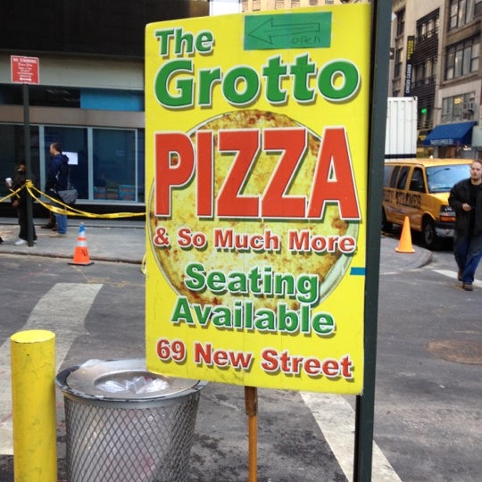 11/6/2012にMatt J.がGrotto Pizzeria &amp; Restaurantで撮った写真