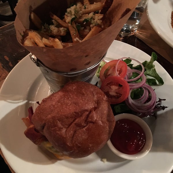 I had the cheeseburger. It was good, but not outstanding. It was a little dried. I chose the truffle fries, they were amazing! Perfect and delicious. The service was fast.