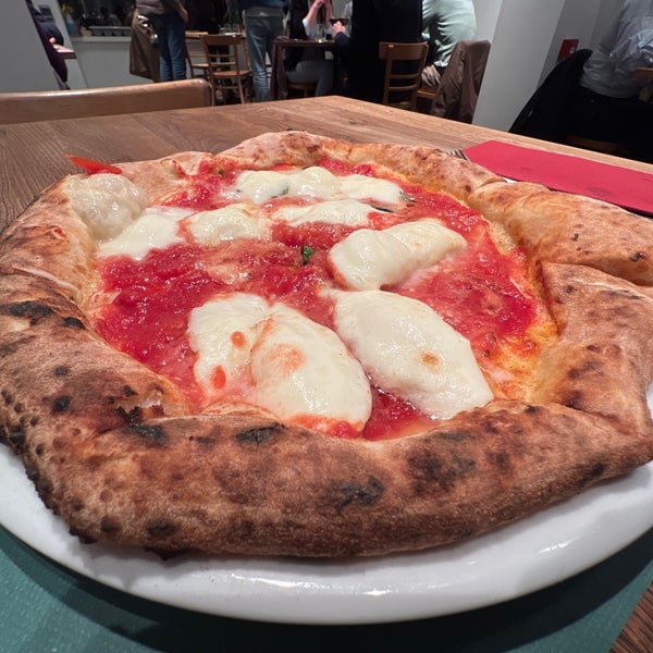 Photo taken at La Pizza è Bella by Mohamed A. on 3/24/2022