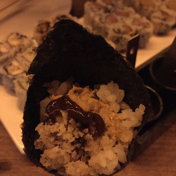 Foto tirada no(a) Momo Sushi Shack por Ike E. em 10/16/2016
