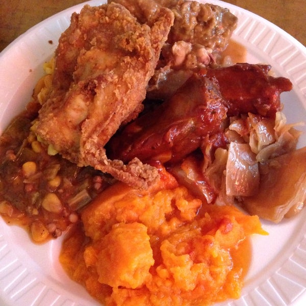 Photo taken at Charles&#39; Country Pan Fried Chicken by Liliana R. on 2/14/2014