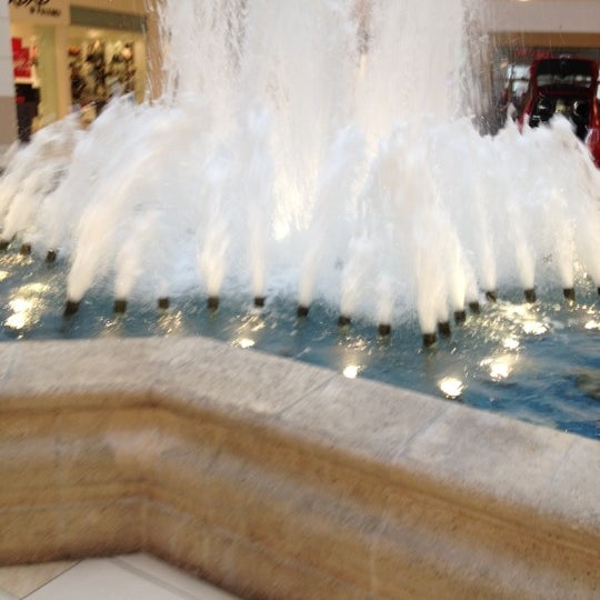 Foto tirada no(a) Aventura Mall Fountain por Breanna M. em 10/8/2012