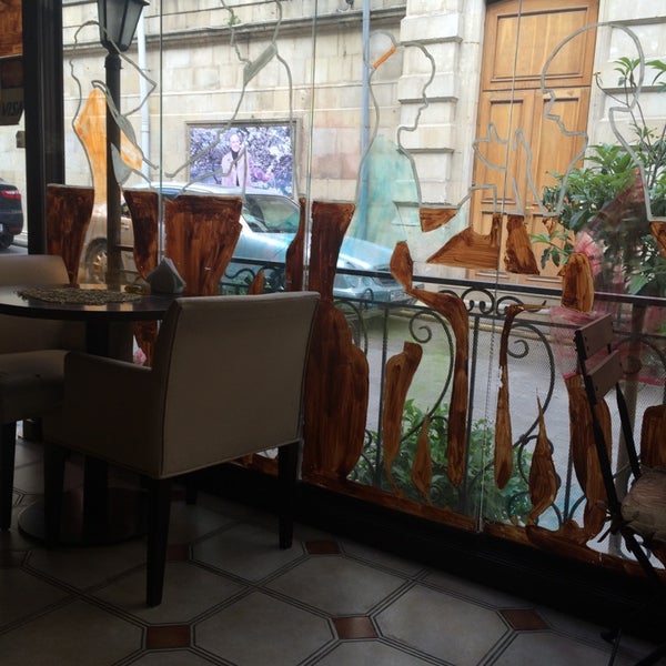 รูปภาพถ่ายที่ Le Café โดย Nani Z. เมื่อ 6/2/2014