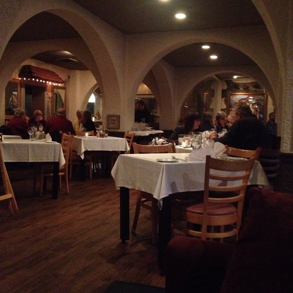 Charming atmosphere. Classic traditional American Italian. If you you like Gorgonzola get the Roman Bread.