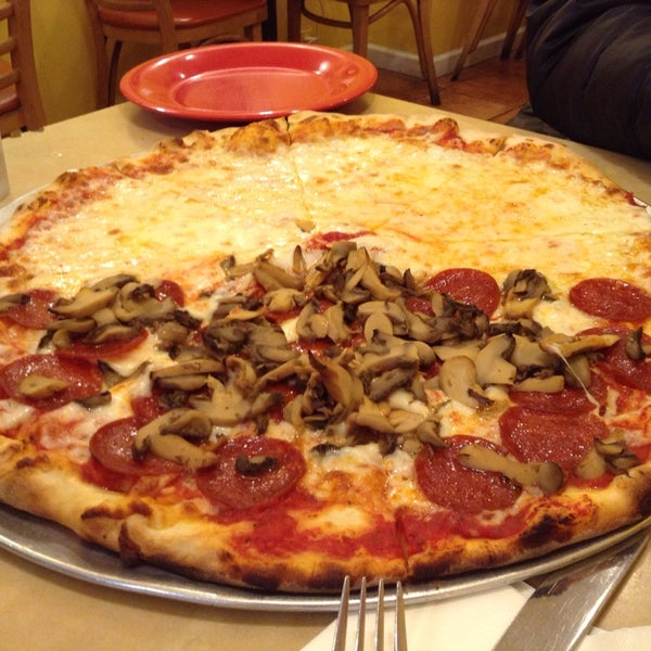 Снимок сделан в Mimi&#39;s Pizza Kitchen пользователем Люсьен 2/2/2014