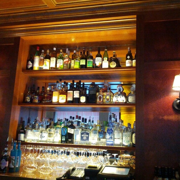 Foto tomada en Marin Restaurant &amp; Bar  por KC K. el 8/28/2013