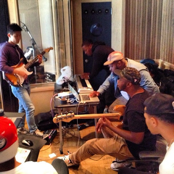รูปภาพถ่ายที่ Quad Recording Studios โดย Synth C. เมื่อ 9/20/2013
