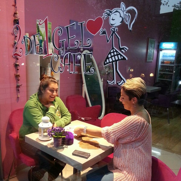 Foto scattata a 2 de 1 Gel Cafe da Zuhal il 9/25/2014