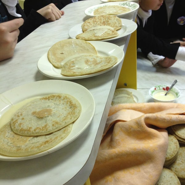 Какая школа блин. Какая школа блин. Блины в школьной столовой. Масленица в кузьминках. Чучело масленицы.