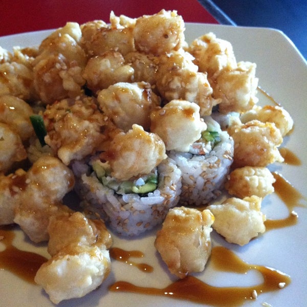 Photo prise au Nakama Sushi Restaurant &amp; Lounge par Julie J. le11/11/2013