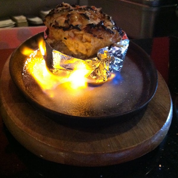 Photo prise au Nakama Sushi Restaurant &amp; Lounge par Julie J. le4/30/2013