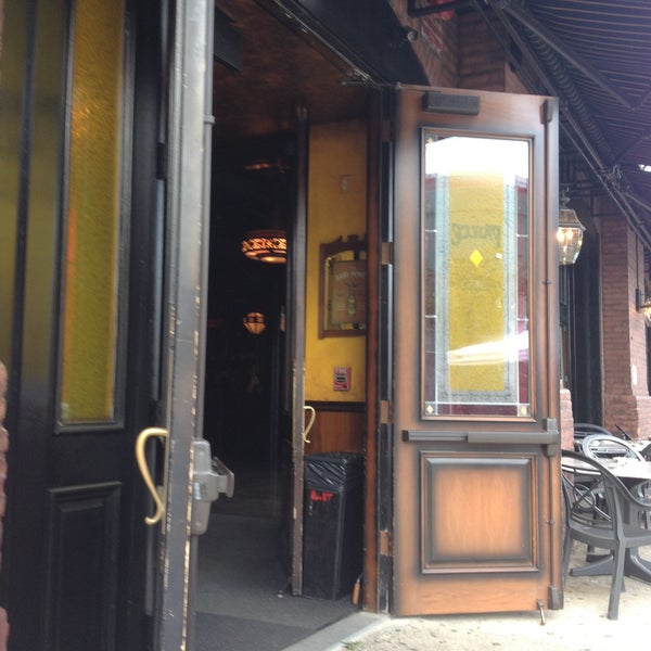 Foto tirada no(a) The Lansdowne Pub por Megan K. em 5/18/2013