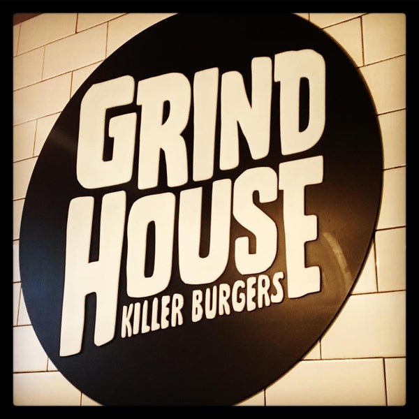 Foto tirada no(a) Grindhouse Killer Burger por Andrea C. em 2/22/2016