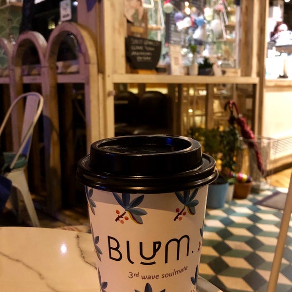 Das Foto wurde bei Blum Coffee House von ‏ᴹᴬᴿᴬᴹ am 10/10/2019 aufgenommen