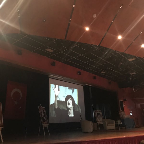 Das Foto wurde bei Narlıdere Atatürk Kültür Merkezi von Bircan T. am 11/18/2018 aufgenommen