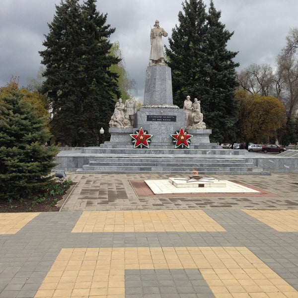 Памятники тихорецка. Тихорецк Краснодарский край. Площадь Жукова Тихорецк. Центральная площадь Тихорецка. Тихорецк мемориал площадь Жукова.