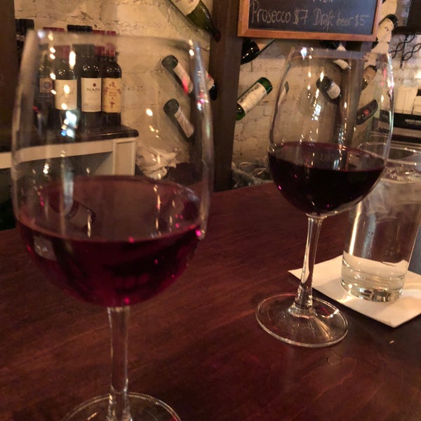 Das Foto wurde bei La Cava Wine Bar von Monica am 2/16/2018 aufgenommen