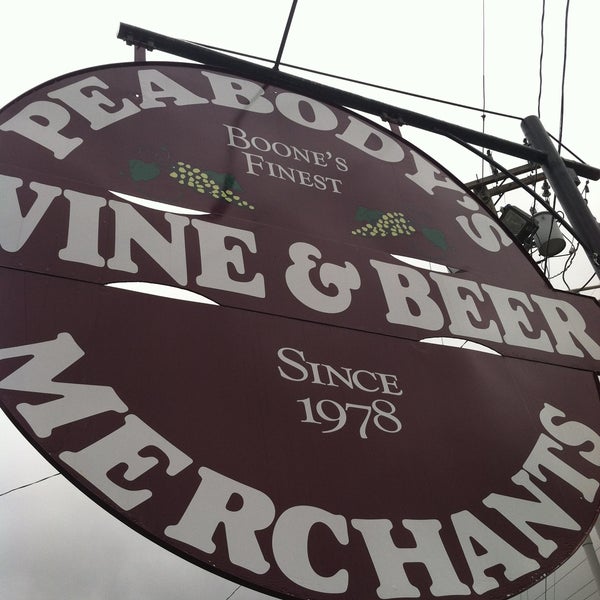 รูปภาพถ่ายที่ Peabody&#39;s Wine &amp; Beer Merchants โดย Luke F. เมื่อ 6/6/2013