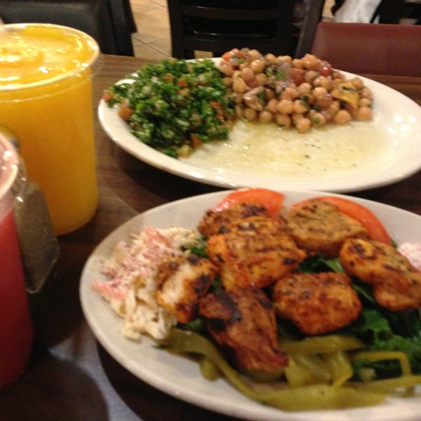 รูปภาพถ่ายที่ Aladdin Mediterranean Cuisine โดย Deeba A. เมื่อ 6/7/2013