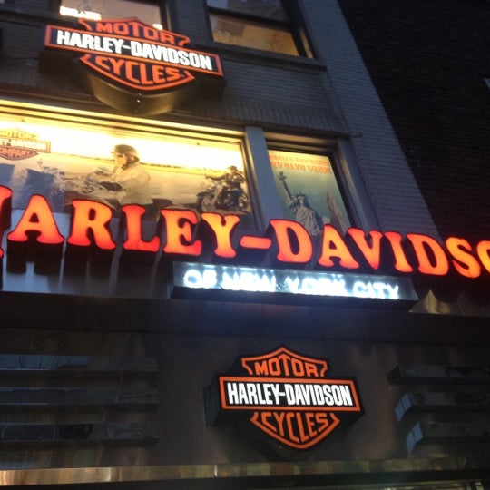 Photo prise au Harley-Davidson of NYC par Víctor R. le11/23/2012