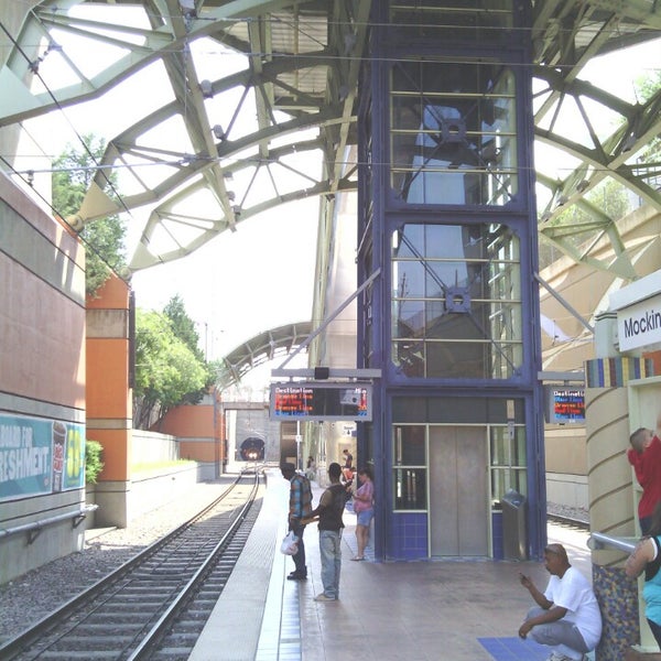 รูปภาพถ่ายที่ Mockingbird Station โดย Train W. เมื่อ 7/5/2013